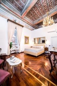 ein Schlafzimmer mit einem Bett und einer Kassettendecke in der Unterkunft Palazzo Del Duca Piazza Navona Guest House in Rom