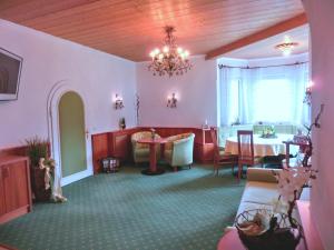 אזור ישיבה ב-Hotel-Garni Drachenburg