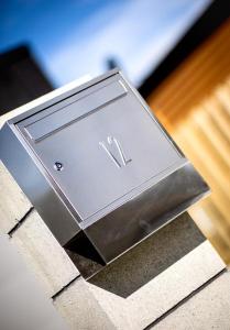 una scatola di metallo seduta sopra un tavolo di NV Homes a Queenstown