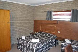 
A bed or beds in a room at Shamrock Hotel Motel Balranald
