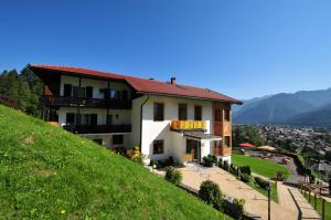 un bâtiment sur le côté d'une colline dans l'établissement Hotel-Garni Drachenburg, à Mittenwald