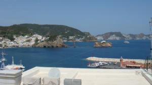 Blick auf ein Gewässer mit einem Hafen in der Unterkunft Hotel Del Capitano in Ponza