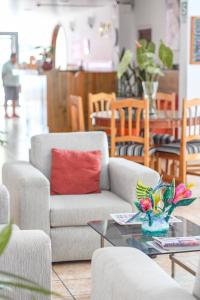 sala de estar con sofá y mesa de centro en Hotel Rio Mayo, en Moyobamba