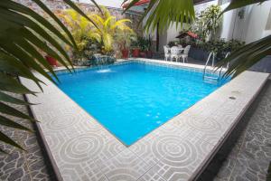 una piscina en medio de una casa en Hotel Rio Mayo en Moyobamba