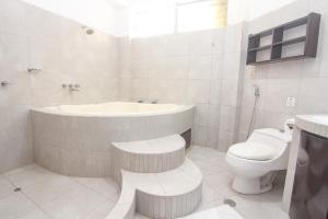 Baño blanco con lavabo y aseo en Hotel Rio Mayo, en Moyobamba