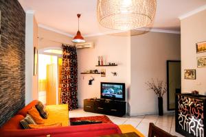 洪加達的住宿－Desert Pearl Art，带沙发和电视的客厅