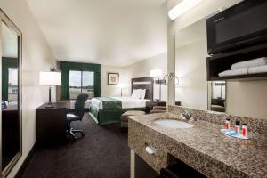 TV a/nebo společenská místnost v ubytování Travelodge by Wyndham Livonia + 17 fotografií