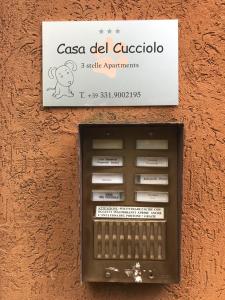 Casa del Cuccioloに飾ってある許可証、賞状、看板またはその他の書類
