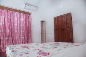 A bed or beds in a room at Aeroform Homestay
