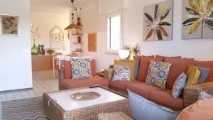 - un salon avec un canapé et une table dans l'établissement Bettina's wonderful flat, à Riccione