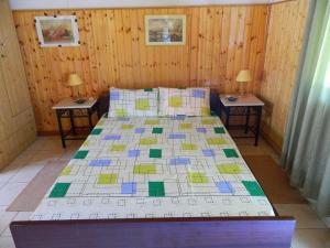 1 dormitorio con 1 cama grande y 2 mesas en Corfu Dream Village, en Ýpsos
