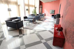 un vestíbulo con sofás y sillas en un edificio en Hotel Forum, en Sant'Ilario d'Enza