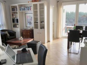 ツィノヴィッツにあるHaus Roland Wohnung 33のノートパソコンが置かれたテーブルのあるリビングルーム
