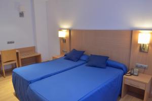 Postel nebo postele na pokoji v ubytování Hotel del Port