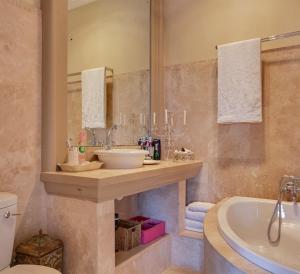 uma casa de banho com um lavatório, um WC e uma banheira em Casa a Capri, Capri Village, Cape Town em Fish Hoek