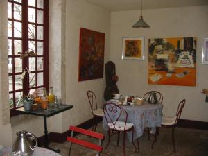 - une salle à manger avec une table et des chaises dans l'établissement le Petit Paris, à Flagey-Échézeaux