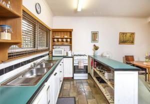 A kitchen or kitchenette at Bidwell Cottage