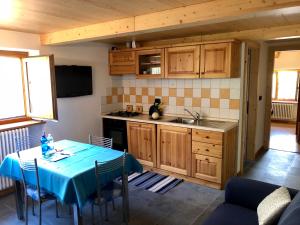 A kitchen or kitchenette at B&B Villa Dalegno