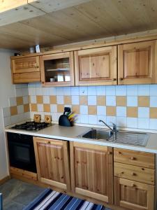 A kitchen or kitchenette at B&B Villa Dalegno