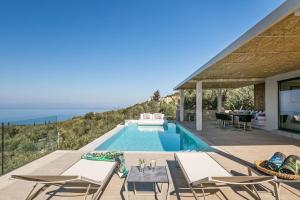 A piscina localizada em Artblue Villas ou nos arredores