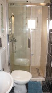 uma casa de banho com um chuveiro, um WC e um lavatório. em Apartment Varoš em Split