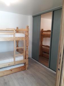 Appartement en rez de jardin à la montagneにある二段ベッド