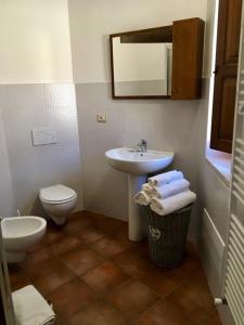 ein Bad mit einem Waschbecken und einem WC in der Unterkunft Ruviano La Torre in Ruviano