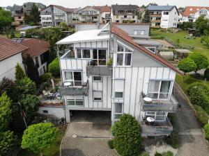 une vue aérienne sur une maison dans une ville dans l'établissement Ferienwohnungen Günther Hund, à Immenstaad am Bodensee