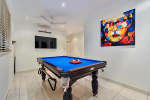 A pool table at Luxury Darwin City Lights Jacuzzi Central Location Large House New Furnishings