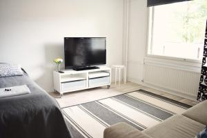 TV a/nebo společenská místnost v ubytování Hiisi Homes Lohja