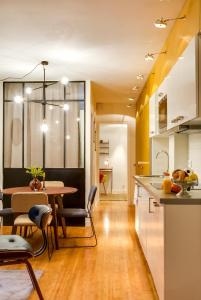 Een keuken of kitchenette bij LE VAUGIRARD - 3bedrooms Apartment Premium