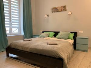 Giường trong phòng chung tại Apartments Monaco