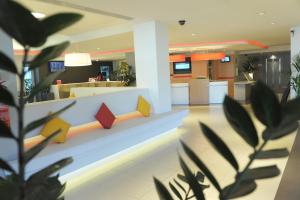 Telewizja i/lub zestaw kina domowego w obiekcie Ibis Cornella