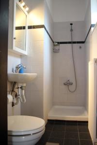 Un baño con inodoro, lavabo y ducha. en Kouros Chania Villas, en Máleme