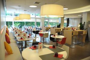 Restauracja lub miejsce do jedzenia w obiekcie Ibis Cornella