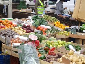 un marché rempli de nombreux fruits et légumes dans l'établissement Gui Beach House, à Armação de Pêra