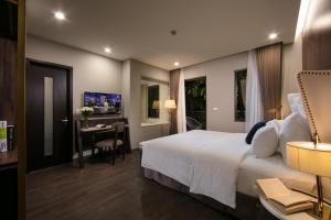 Un televizor și/sau centru de divertisment la Hanoi L'Heritage Diamond Hotel & Spa