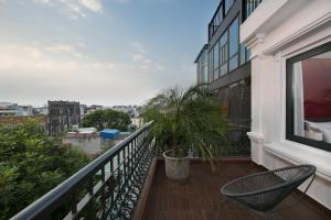 Un balcon sau o terasă la Hanoi L'Heritage Diamond Hotel & Spa