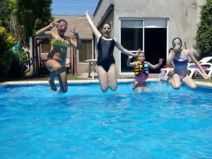 grupa ludzi skaczących do basenu w obiekcie Coronda w mieście Coronda