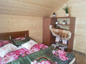 um quarto com 2 camas e um urso de peluche numa prateleira em Gniewnik em Pcim