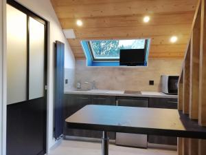 une cuisine avec un évier et une fenêtre dans l'établissement Studio en Duplex Renové, à Thônes