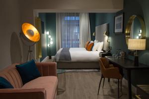 リムリックにあるThe Bedford Townhouseのベッドと机があるホテルの部屋