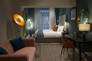 Habitación de hotel con cama y escritorio en The Bedford Townhouse, en Limerick