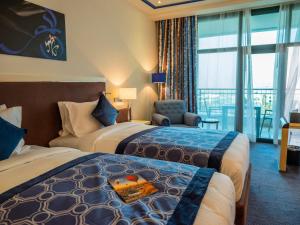 Katil atau katil-katil dalam bilik di Retaj Salwa Resort & Spa