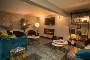 リムリックにあるThe Bedford Townhouseのリビングルーム(ソファ、テーブル、暖炉付)