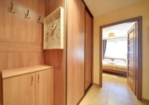 a room with a closet and a bedroom with a bed at Apartament Czekoladowy in Karpacz