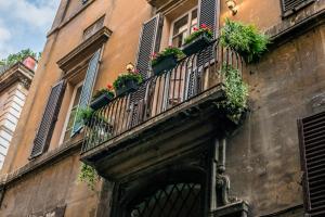 A balcony or terrace at Palazzo Del Duca Piazza Navona Guest House