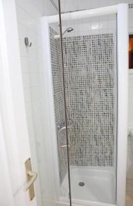 een douche met een glazen deur in de badkamer bij Vivienda Vacacional Camino del Senderista in Lodero