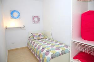 een kleine kamer met een bed en een plank bij Vivienda Vacacional Camino del Senderista in Lodero