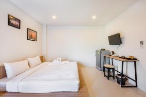 TV a/nebo společenská místnost v ubytování Phuket Marine Poshtel - SHA Plus